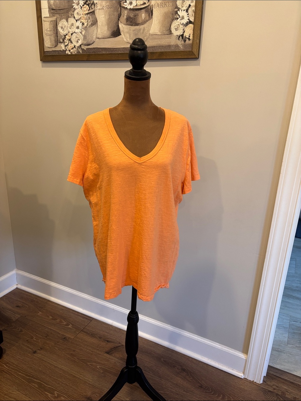Universal Thread Women's V-Neck Short Sleeve Tee - Bright Orange
